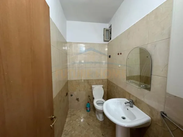 Tirane, jepet me qera apartament 2+1+Ballkon Kati 1, 97 m² 600 € (Rruga "Myslym Shyri")
