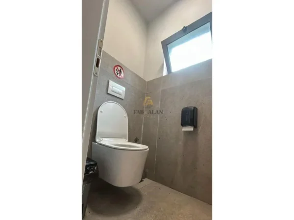 Tirane, shitet lokal Kati 0, 156 m² 330.000 € (Ali Dem)