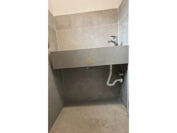 Tirane, shitet lokal Kati 0, 156 m² 330.000 € (Ali Dem)