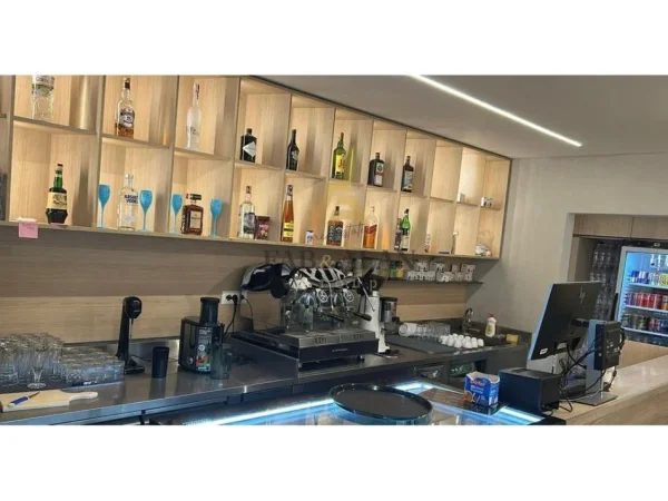 Tirane, shitet lokal Kati 0, 156 m² 330.000 € (Ali Dem)