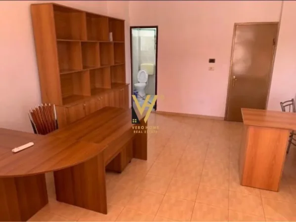 Tirane, jepet me qera zyre Kati 4, 26 m² 400 € (9 KATESHET)