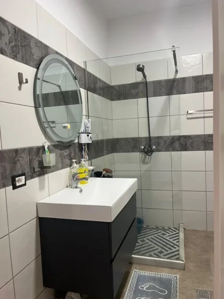 Tirane, jepet me qera apartament 2+1 Kati 2, 83 m² 800 € (Rruga Beniamin Kruta)