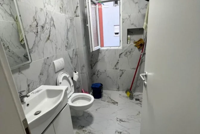 Tirane, jepet me qera apartament 1+1+Ballkon Kati 2, 50 m² 450 € (Rruga David Selenica)