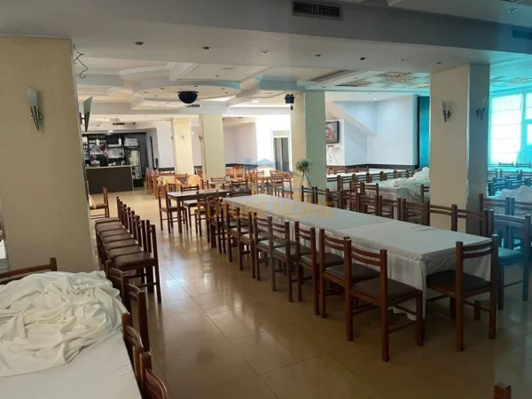 Tirane, jepet me qera bar-resorant Kati 0, 279 m² 2.000 € (Don Bosko)