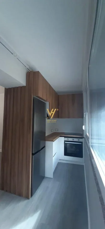 Tirane, jepet me qera zyre Kati 1, 59 m² 500 € (SHKOLLA E KUQE)