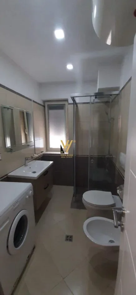 Tirane, jepet me qera zyre Kati 1, 59 m² 500 € (SHKOLLA E KUQE)