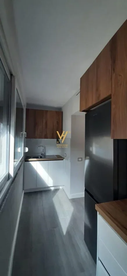 Tirane, jepet me qera zyre Kati 1, 59 m² 500 € (SHKOLLA E KUQE)