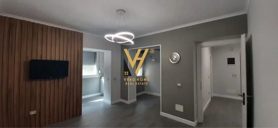 Tirane, jepet me qera zyre Kati 1, 59 m² 500 € (SHKOLLA E KUQE)