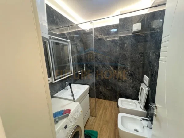 Tirane, jepet me qera apartament 2+1+Ballkon Kati 4, 80 m² 600 € (Rruga 5 Maji)