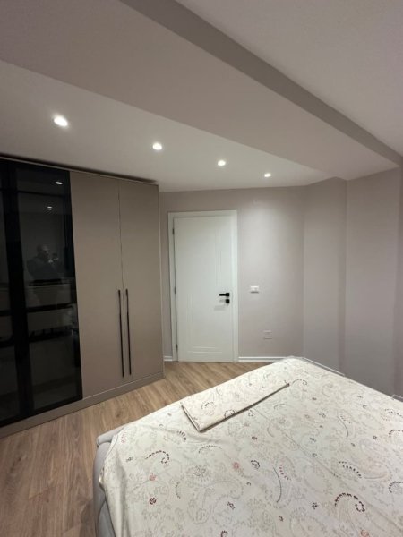 Tirane, jepet me qera apartament 2+1+Ballkon Kati 4, 80 m² 800 € (Qender)