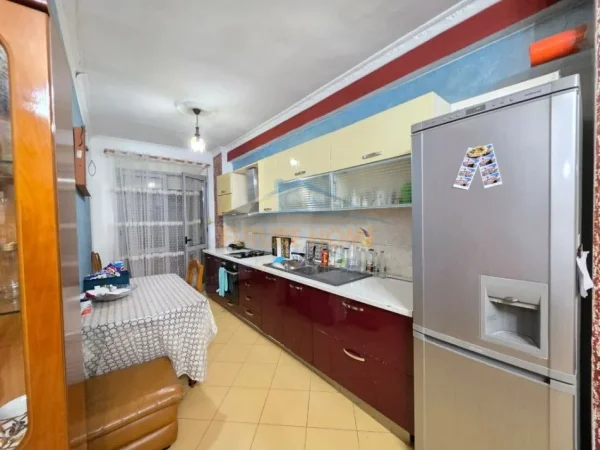 Tirane, jap me qera apartament 2+1+Ballkon Kati 8, 90 m² 400 € (YZBERISHT)