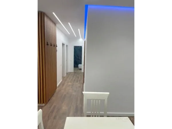Tirane, jepet me qera apartament 2+1 Kati 4, 77 m² 600 € (rruga 5 maji)