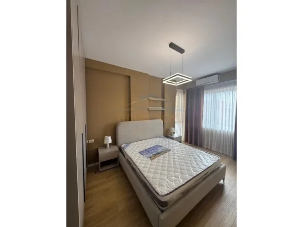 Tirane, jepet me qera apartament 1+1+Ballkon Kati 8, 75 m² 450 € (Unaza e Re)