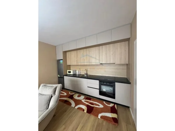 Tirane, jepet me qera apartament 1+1+Ballkon Kati 8, 75 m² 450 € (Unaza e Re)