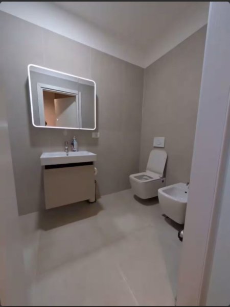 Tirane, jepet me qera apartament 2+1 Kati 4, 80 m² 900 € (Komuna parisit)