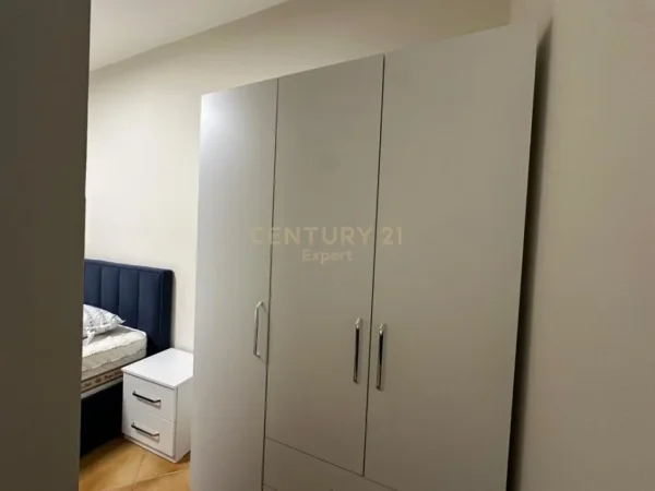 Tirane, jepet me qera apartament 1+1 Kati 4, 72 m² 700 € (blloku)