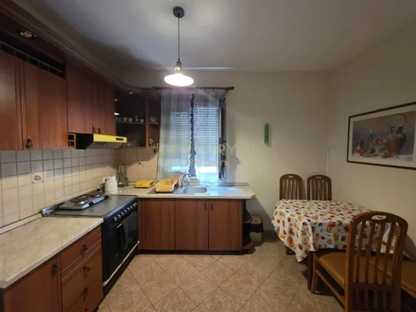 Tirane, jepet me qera apartament 2+1 Kati 4, 81 m² 700 € (rruga e kavajes)