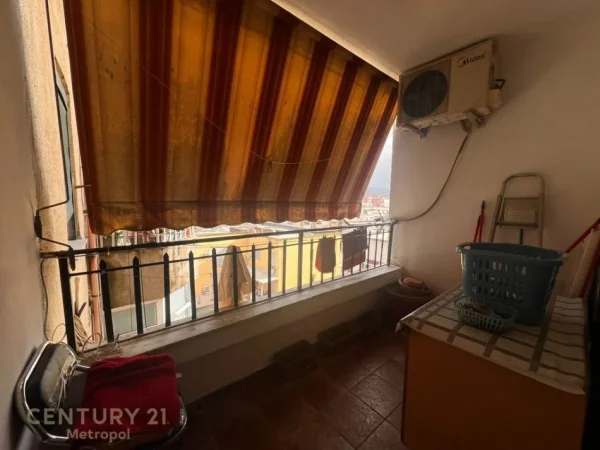 Tirane, jepet me qera apartament 2+1+Ballkon Kati 8, 96 m² 650 € (rruga e dibres prane gjimnazi partizani)