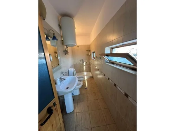 Tirane, jepet me qera apartament 2+1 Kati 2, 120 m² 450 € (prane fabrika e miellit)