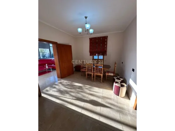 Tirane, jepet me qera apartament 2+1 Kati 2, 120 m² 450 € (prane fabrika e miellit)