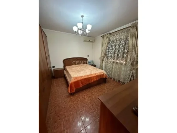 Tirane, jepet me qera apartament 2+1 Kati 2, 120 m² 450 € (prane fabrika e miellit)