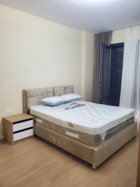 Tirane, jepet me qera apartament duplex 2+1 Kati 3, 170 m² 1.300 € (Liqeni Thatë)