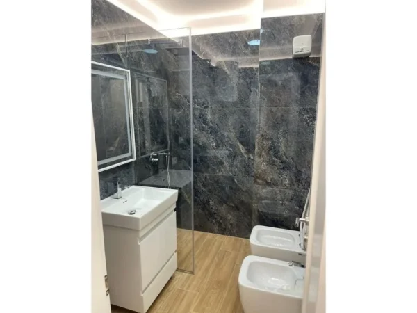 Tirane, jepet me qera apartament 1+1 Kati 4, 77 m² 600 € (Rruga 5 Maj)