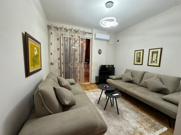 Tirane, jepet me qera apartament 1+1 Kati 4, 72 m² 700 € (Ish Blloku)