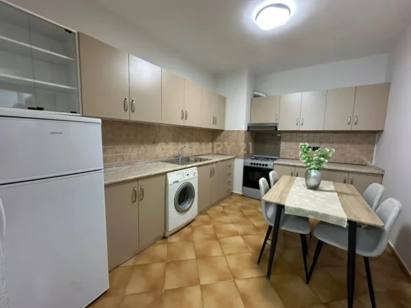 Tirane, jepet me qera apartament 1+1 Kati 4, 72 m² 700 € (Ish Blloku)