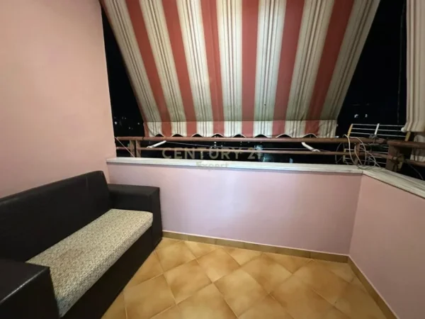 Tirane, jepet me qera apartament 1+1 Kati 4, 72 m² 700 € (Ish Blloku)