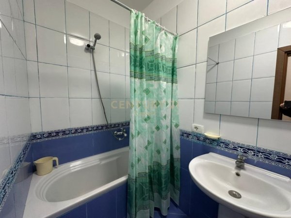 Tirane, jepet me qera apartament 1+1 Kati 4, 72 m² 700 € (Ish Blloku)