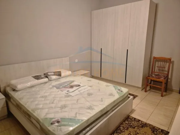 Tirane, jepet me qera apartament 2+1+Ballkon Kati 2, 73 m² (Rruga e Durresit)