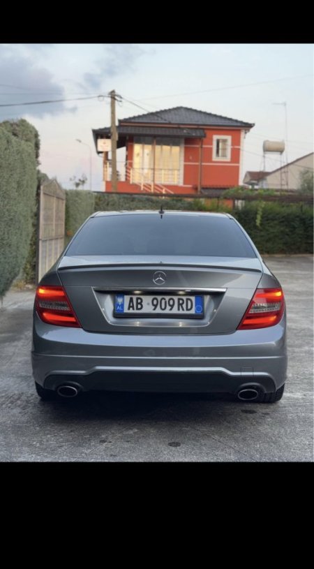 Elbasan, shes makine MERCEDEZ BENZ C CLASSE Benzin+Gaz, gri metalizato automatik Kondicioner 25.000 km 8.000 €
