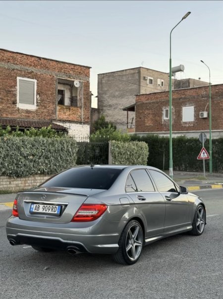 Tirane, shes makine MERCEDEZ BENZ C CLASSE 2500 BENZIN-GAS Benzin+Gaz, gri metalizato automatik Kondicioner 250.000 km 8.000 €