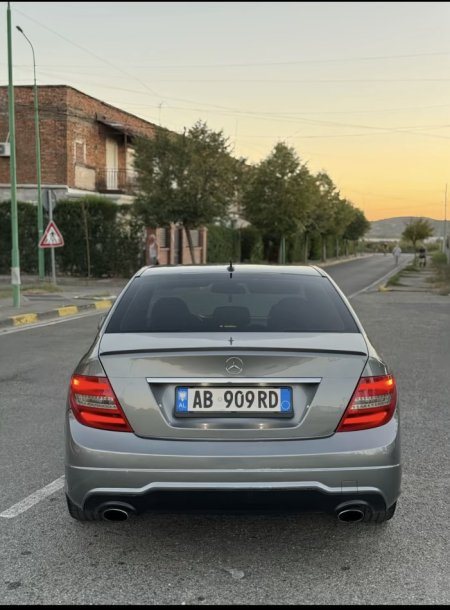 Elbasan, shitet makine MERCEDEZ BENZ C CLASSE 25000 Benzin+Gaz, gri metalizato automatik Kondicioner 250.000 km 8.000 €