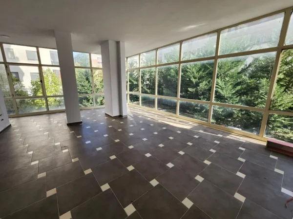 Tirane, jepet me qera dyqan Kati 1, 72 m² 350 € (Astir)