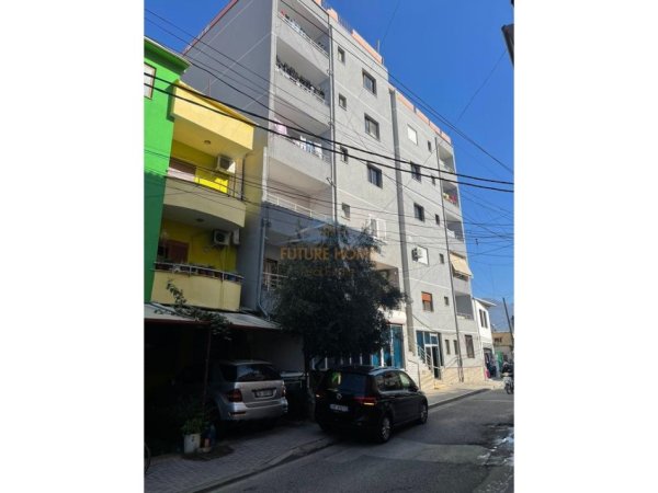 Tirane, jepet me qera bar-resorant Kati 0, 279 m² 2.000 € (Don Bosko)