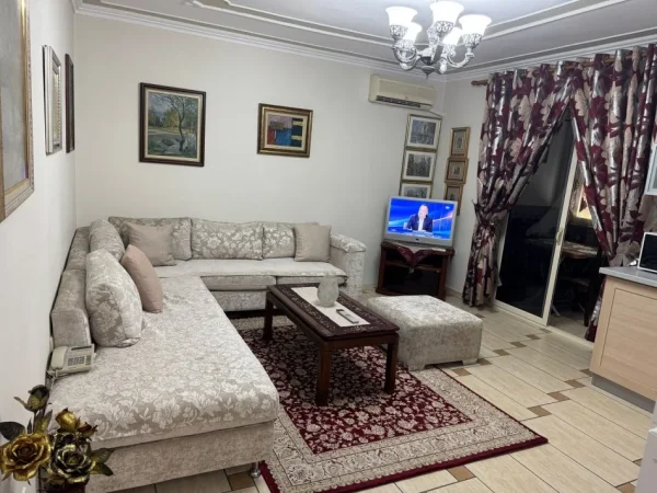 Tirane, jepet me qera apartament 1+1+Ballkon Kati 4, 78 m² 400 € (Te ish Restorant Durresi , prane Siri Kodra)