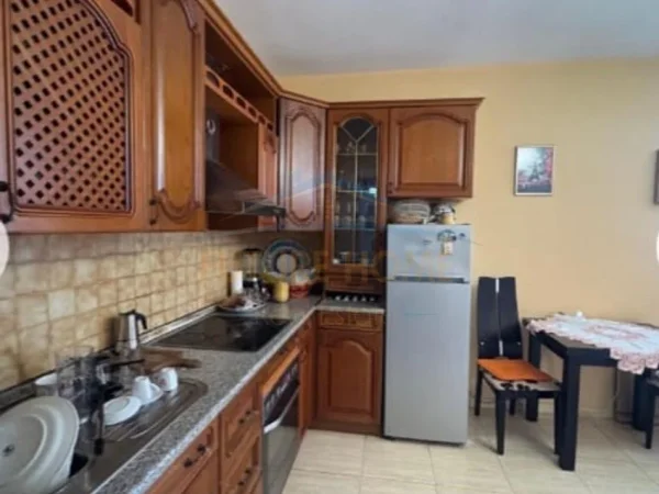 Tirane, jepet me qera apartament 1+1 Kati 12, 65 m² 600 € (Rruga Kavajes)