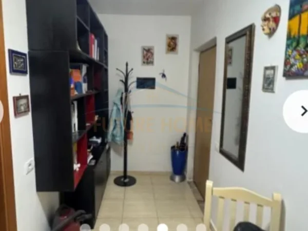 Tirane, jepet me qera apartament 1+1 Kati 12, 65 m² 600 € (Rruga Kavajes)