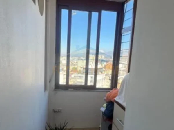 Tirane, jepet me qera apartament 1+1 Kati 12, 65 m² 600 € (Rruga Kavajes)