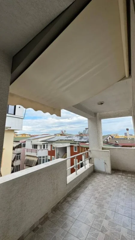 Tirane, jepet me qera apartament 2+1 Kati 5, 120 m² 700 € (Rruga Rrapo Hekali)