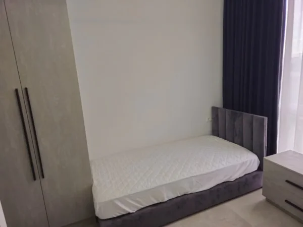 Tirane, jepet me qera apartament 2+1+Ballkon Kati 2, 120 m² 1.350 € (Liqeni i That)