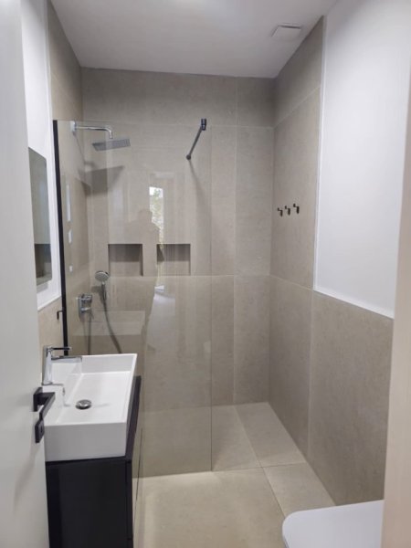 Tirane, jap me qera apartament 2+1+Ballkon Kati 2, 120 m² 1.350 € (Liqeni i That)