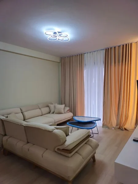 Tirane, jepet me qera apartament 2+1+Ballkon Kati 4, 120 m² 1.300 € (Liqeni i Thatë)