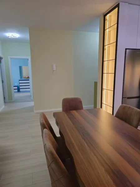 Tirane, jepet me qera apartament 2+1+Ballkon Kati 4, 120 m² 1.300 € (Liqeni i Thatë)