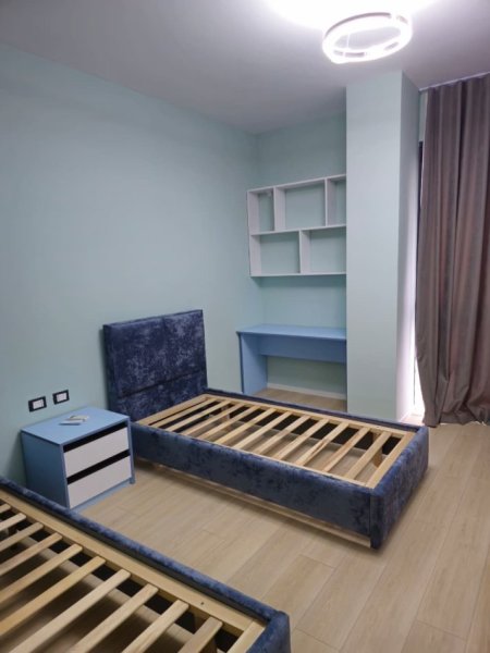 Tirane, jepet me qera apartament 2+1+Ballkon Kati 4, 120 m² 1.300 € (Liqeni i Thatë)