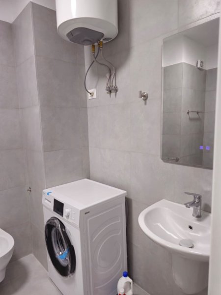 Tirane, jepet me qera apartament 2+1+Ballkon Kati 4, 120 m² 1.300 € (Liqeni i Thatë)