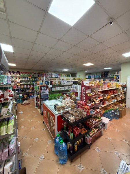 Tirane, jepet me qera dyqan , 80.000 € 