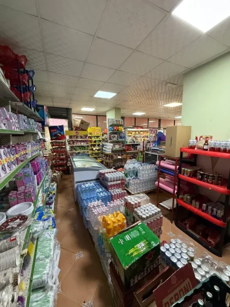 Tirane, jepet me qera dyqan , 80.000 € 